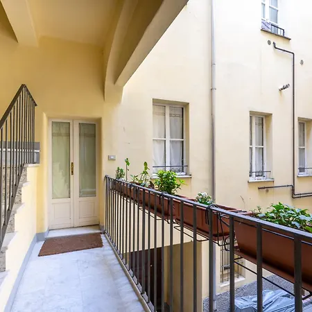 Guesthost - Elegant & Bright Flat In Center Parma