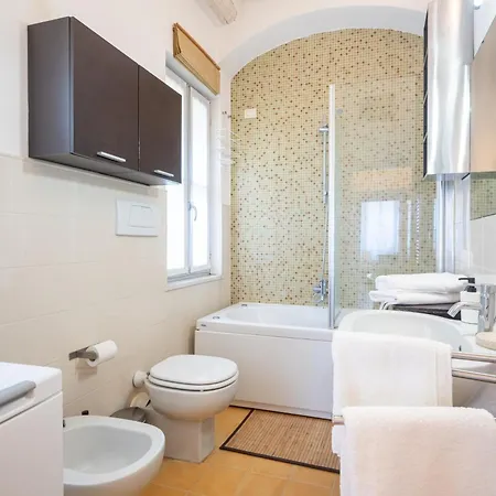 Guesthost - Elegant & Bright Flat In Center Apartmán Parma