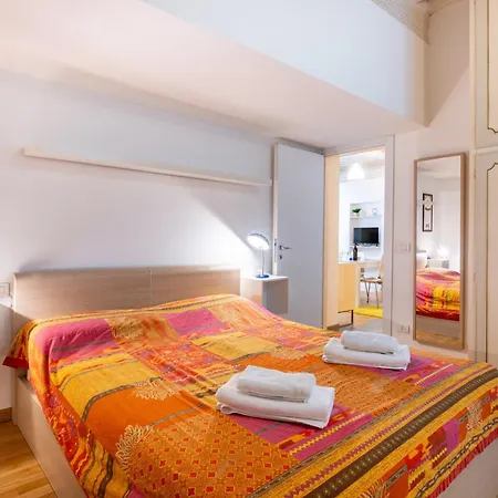 Guesthost - Elegant & Bright Flat In Center * Parma