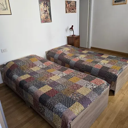 Guesthost - Elegant & Bright Flat In Center * Parma