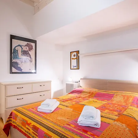 Guesthost - Elegant & Bright Flat In Center Apartmán *