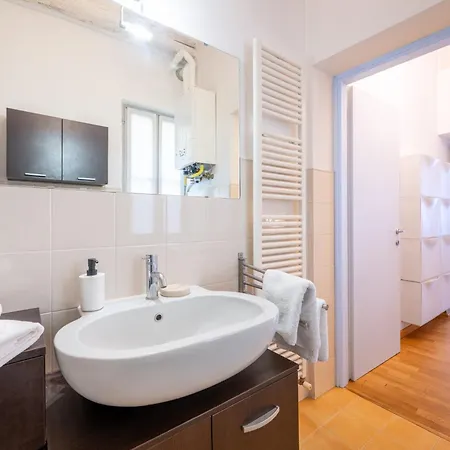 Appartement Guesthost - Elegant & Bright Flat In Center Parma