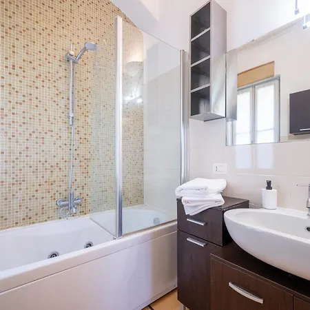 Guesthost - Elegant & Bright Flat In Center * Parma