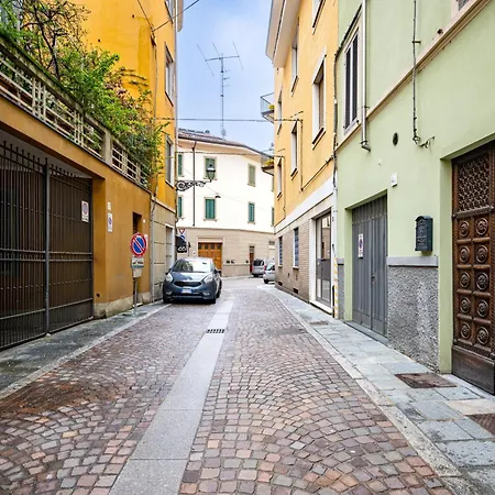 Guesthost - Elegant & Bright Flat In Center Apartmán *