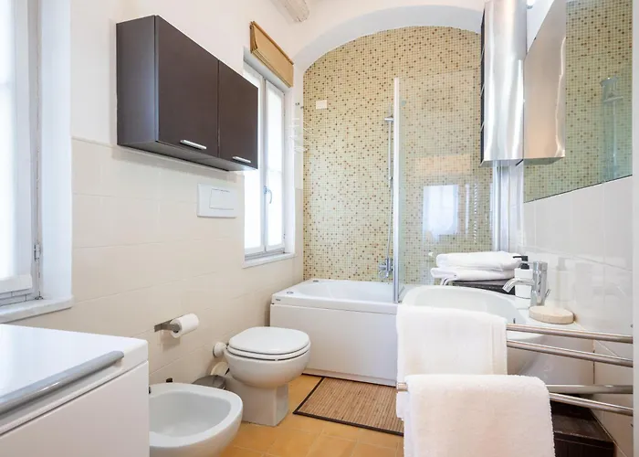 Guesthost - Elegant & Bright Flat In Center Daire Parma